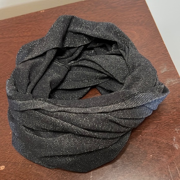American Eagle Black and Silver Infinity Scarf NWT - Picture 1 of 4